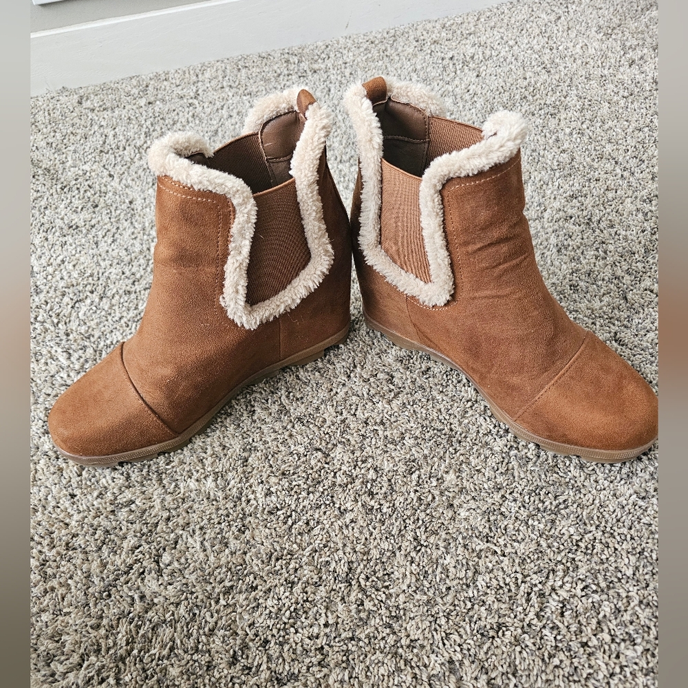 Cozy Tan Ankle Boots with Faux Fur Trim Wedge